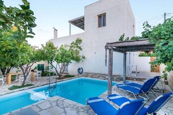 Theona Comfortable holiday residence