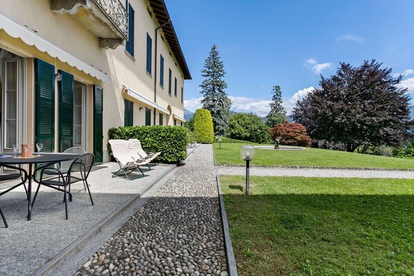 Balcony / Terrace / Patio, Building Exterior, Garden, Main Entrance, Outdoor