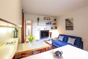 Dining Room, Living Room, Summer