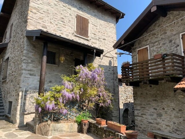 Balcony / Terrace / Patio, Building Exterior, Outdoor