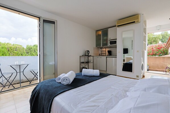 Balcony / Terrace / Patio, Bedroom, Common Room, Living Room, Scenic View