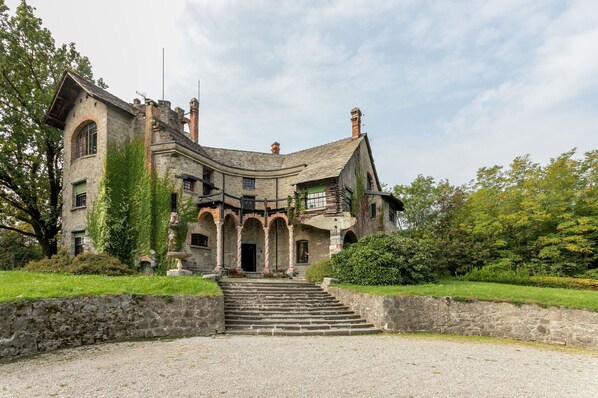 Building Exterior, Main Entrance