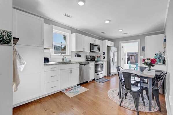 Enhance coastal vibes in this bright, modern kitchen, where every meal feels like a seaside getaway!