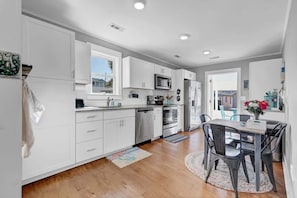 Enhance coastal vibes in this bright, modern kitchen, where every meal feels like a seaside getaway!