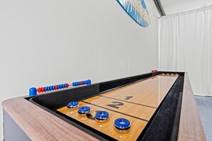 Shuffle board