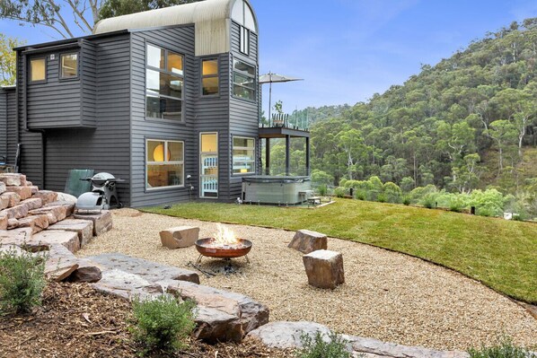 Outdoor firepit