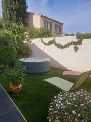 Outdoor spa tub