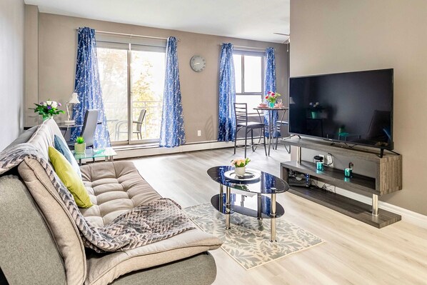 Spacious Living Room With Smart TV, High-Speed Internet, And Sofa Bed