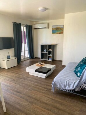 Salon spacieux et confortable : un espace idéal pour se détendre après une journée de découverte en Martinique.