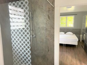Salle de bain moderne attenante à la chambre pour un confort optimal.