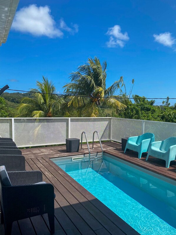 Piscine privée extérieure : un véritable lieu de détente, parfait pour savourer chaque instant sous le soleil martiniquais.