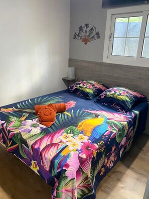 Chambre spacieuse avec lit queen-size, profitez d’un espace confortable et climatisé pour des nuits reposantes.