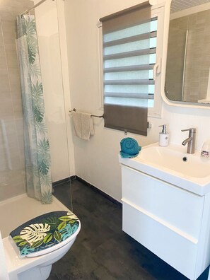 Salle de bain moderne : équipements fonctionnels pour un confort optimal.