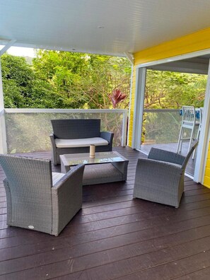 Terrasse ombragée au bord de la piscine, parfaite pour se relaxer à tout moment de la journée.