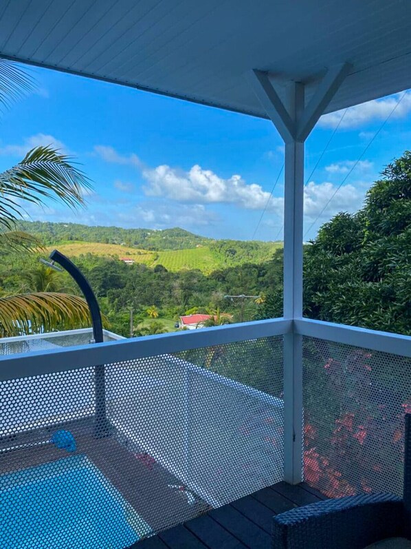 Terrasse avec piscine privée et vue imprenable sur la nature martiniquaise.