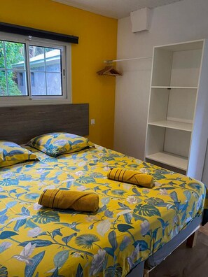 Chambre spacieuse avec lit Queen size et grand dressing pour un séjour tout en confort.