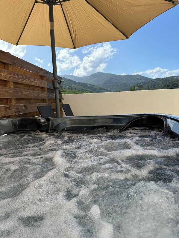 Outdoor spa tub