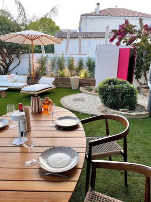 Table à manger extérieur avec en arrière plan salon de jardin