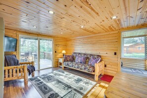 Living Room | Single-Story Cabin | Queen Futon | Smart TV | Wall Furnace