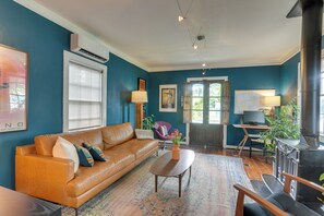 Living Room | Free WiFi | Smart TV | Decorative Fireplace | Office Space
