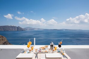 Magnificent Santorini Villa | Villa Baretti | 1 Bedroom | Breathtaking Caldera and Views | Private Hot Tub | Oia