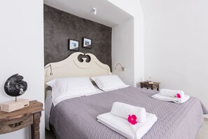 Magnificent Santorini Villa | Villa Baretti | 1 Bedroom | Breathtaking Caldera and Views | Private Hot Tub | Oia