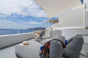 Magnificent Santorini Villa | Villa Baretti | 1 Bedroom | Breathtaking Caldera and Views | Private Hot Tub | Oia