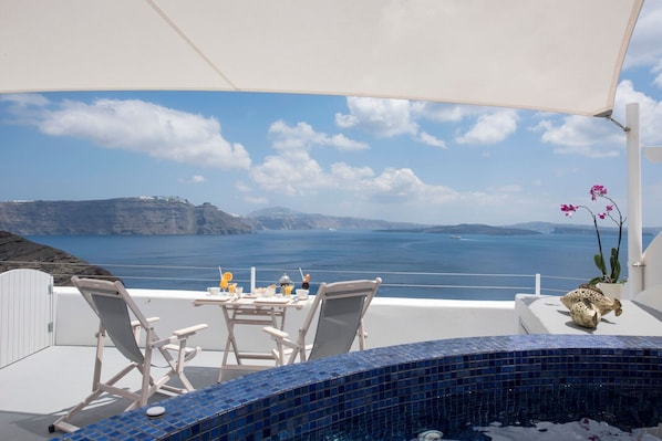 Magnificent Santorini Villa | Villa Baretti | 1 Bedroom | Breathtaking Caldera and Views | Private Hot Tub | Oia