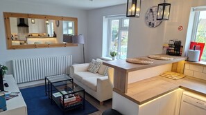 sitting area, kitchen