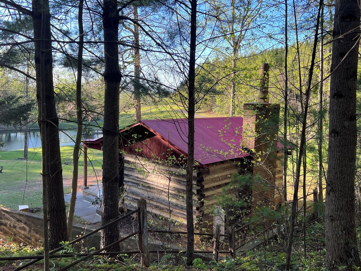 Beautiful Cozy Private 1700s Log Cabin. Historic Surrounded by a Mountainside