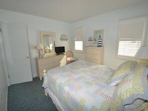 1st floor queen bedroom