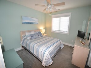 1st floor queen bedroom