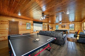 Game on! The cabin’s ping pong table is ready for hours of active enjoyment.