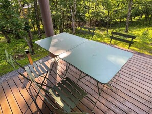 Wood balcony 3 tables, 6 chairs Comfortable space surrounded by greenery