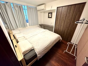 1 single bed 90cm wide, 1 double bed 140cm wide