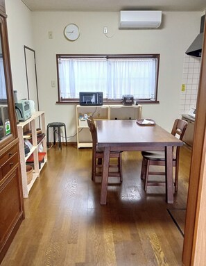 The dining kitchen is about 8 tatami mats in size and is fully equipped with cooking utensils and tableware.