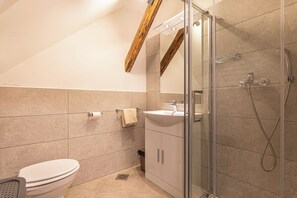 Badezimmer mit Dusche