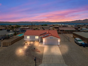 Steps away from the Lake and launch ramp with a lake view. Vacation safely while enjoying the lake breeze using our front security screen door. A chain link fence completely encloses the backyard including the RV/boat parking + connection.