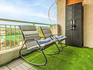 Möbel, Stuhl, Gartenmöbel, Holzbeize, Hartholz, Balkon, Holzboden, Eco Hotel, Teppich, Deck