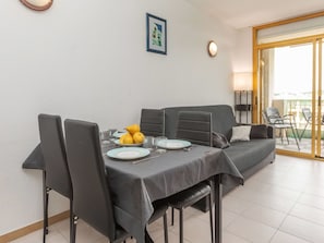 Interior Design, Möbel, Flooring, Fussboden, Wohnung, Zimmer, Stuhl, Küche & Esszimmer Tisch, Glas, Wohnzimmer