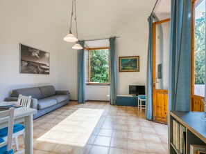 Möbel, Bilderrahmen, Fenster, Tabelle, Holz, Schublade, Zimmerpflanze, Interior Design, Cabinetry, Wohnzimmer