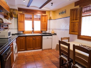 Cabinetry, PropriĂ©tĂ©, Comptoir, FenĂȘtre, Meubles, Evier, Cuisine, Appareil De Cuisine, Bois, CuisiniĂšre