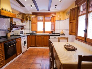 Cabinetry, Propriété, Comptoir, Meubles, Fenêtre, Bois, Appareil De Cuisine, Design Intérieur, Cuisinière, Éclairage