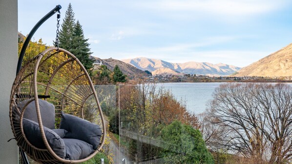 Scenic Patio with BBQ and Lakefront Views – Enjoy alfresco dining on this inviting patio, complete with a BBQ grill and stunning views of the lake and mountains, perfect for relaxing and entertaining in a beautiful setting.