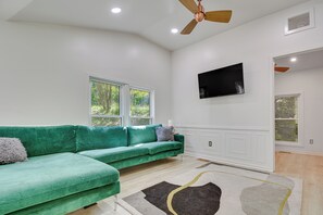 Living Room | Smart TV | Central A/C & Heating | Free WiFi