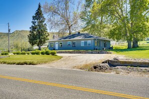Exterior | Driveway (3 Vehicles)
