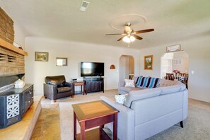 Living Room | Free WiFi | Central Heating & A/C | Smart TV