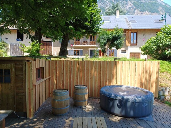 Outdoor spa tub