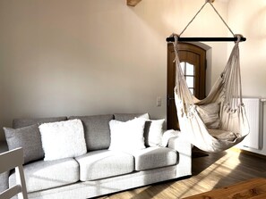 eingerichtet mit Sofa und Hängesessel