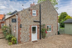 Hope Cottage, East Rudham: The cottage is tucked away on a quiet lane in East Rudham